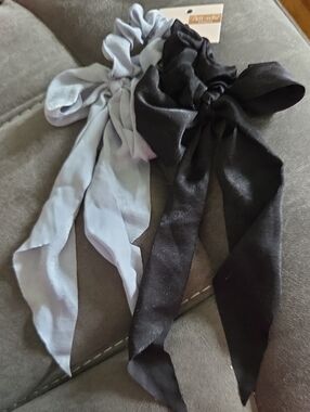 Kitsch Bow Scrunchie Duo in Black & Light Blue